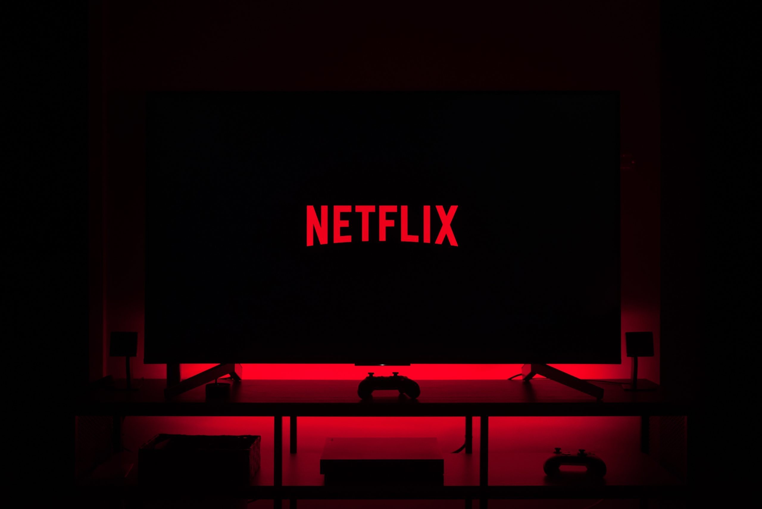 Netflix và nhiều nền tảng trực tuyến đang dần trở thành xu hướng giải trí trong thời kỳ bình thường mới