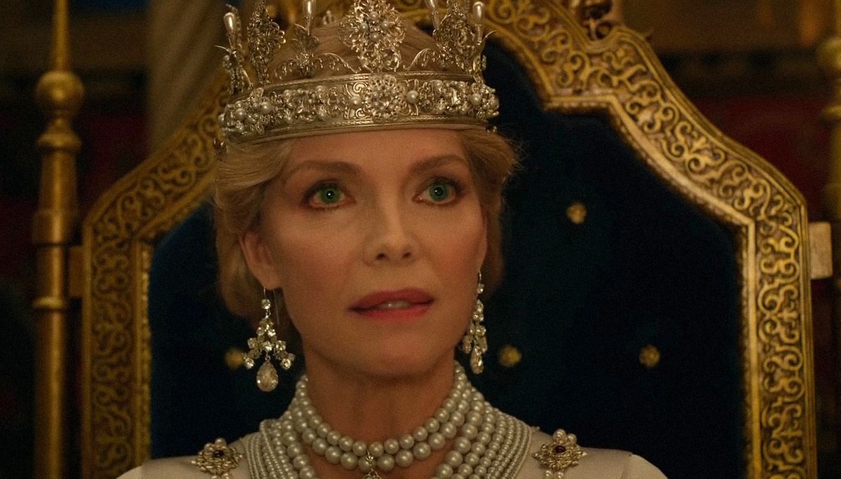 Tạo hình của Michelle Pfeiffer trong vai trò Nữ hoàng Ingrith