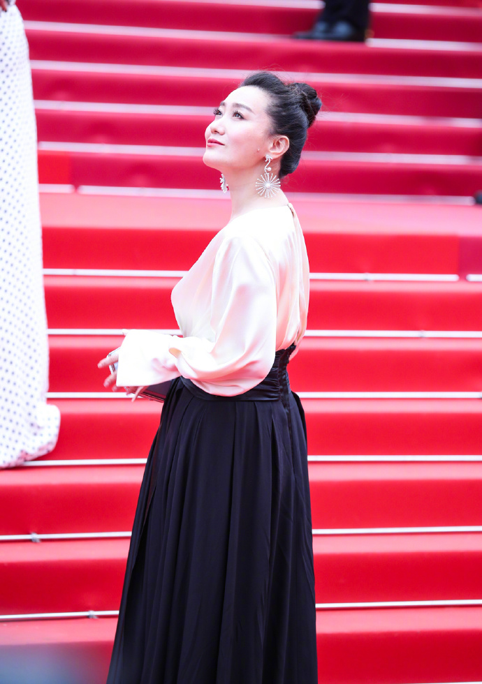 Ca sĩ Đàm Tinh xuất hiện đầy thần thái và sang trọng trong buổi lễ khai mạc