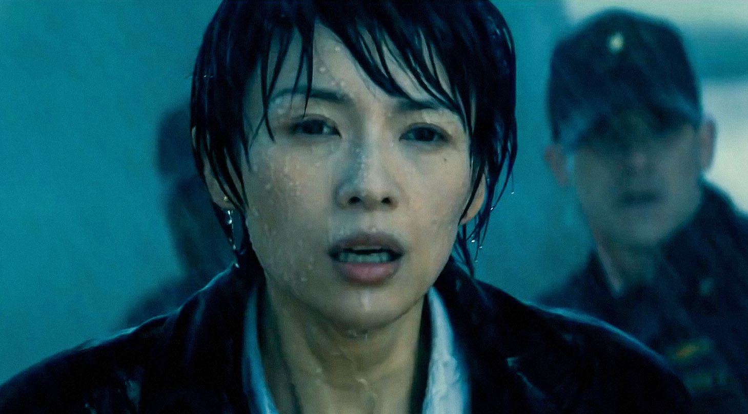 Chương Tử Di quyết tâm sống sót đến cùng dù nhạt nhòa cả bộ phim. Ảnh: Waner Bros