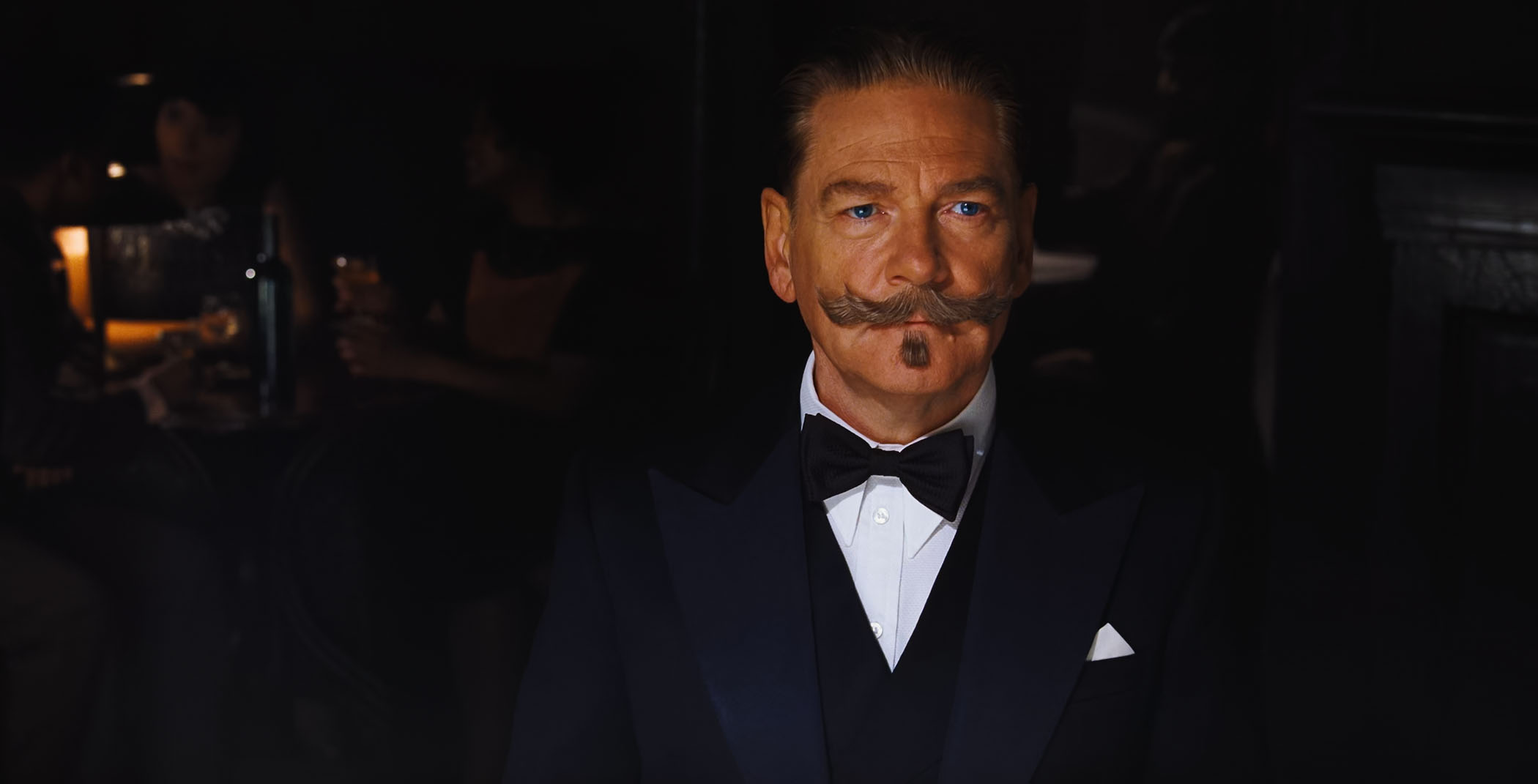 Nhân vật thám tử râu ria Hercule Poirot xuất hiện đầy thú vị dưới tài diễn xuất tài tình của Kenneth Branagh