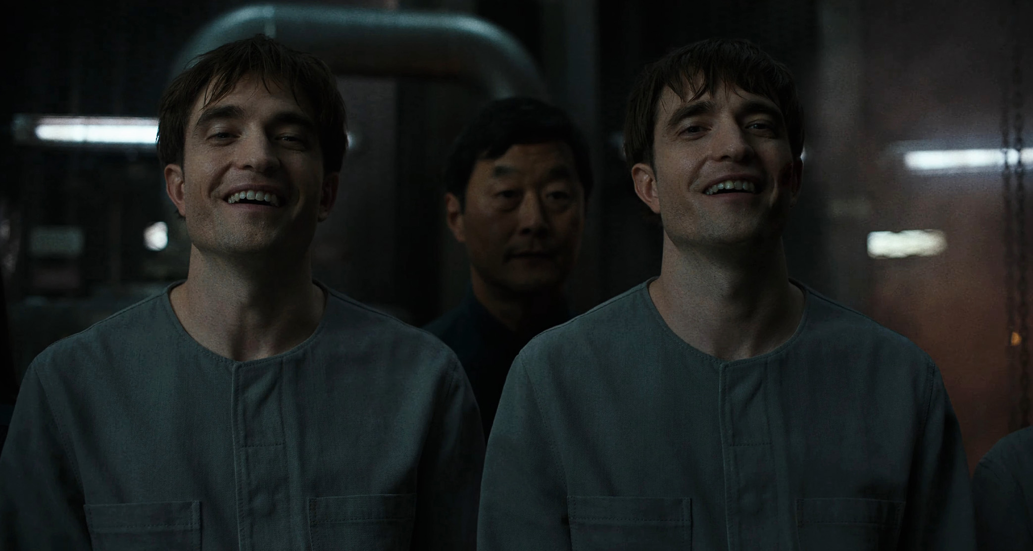 Hai bản sao của Mickey cùng tồn tại, tạo nên các tình huống vừa hài hước, vừa nguy hiểm