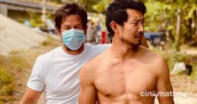 Nam diễn viên Shang-Chi tham gia trong dự án mới cùng Mark Wahlberg