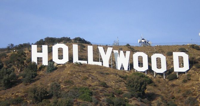 Warner Bros đề xuất xây dựng trạm xe điện đến Bảng hiệu Hollywood tại Los Angeles