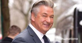 Nam diễn viên Alec Baldwin nổ súng trên phim trường làm chết một người và bị thương một người khác