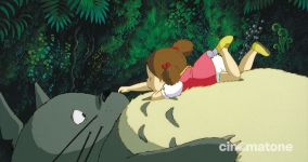 Giả thuyết đen tối đằng sau những khung hình yên bình của Hàng xóm tôi là Totoro