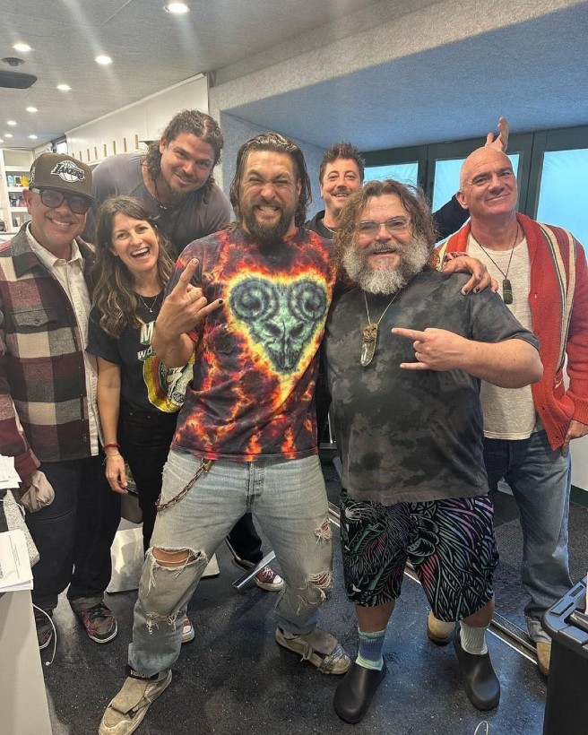 Jason Momoa chụp ảnh cùng Jack Black và các diễn viên khác tham gia live-action Minecraft. Ảnh: IG (@prideofgypsies)