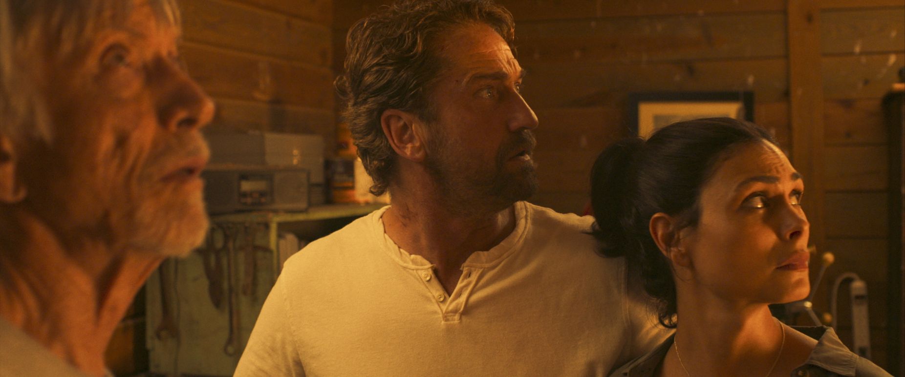 Gerard Butler trở lại với sở trường phim hành động trong Greenland. Ảnh: STX Films