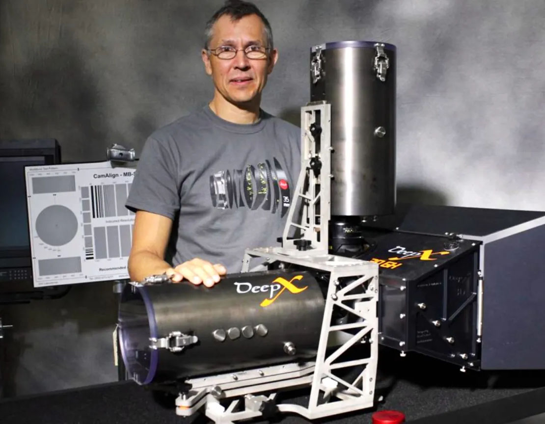 Hình ảnh nhà phát minh, quay phim Pawel Achtel bên cạnh loại máy quay mới được phát triển cho Avatar 2. Ảnh: Pawel Achtel ACS