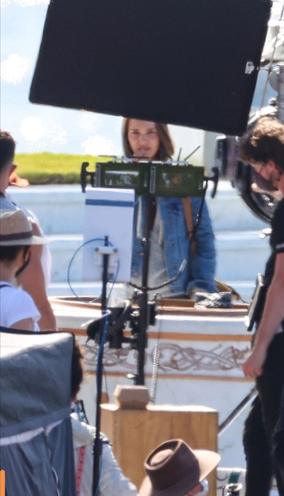 Jan Foster đứng trước mảnh vỡ của búa Mjolnir. Ảnh: Twitter/@lovethunders