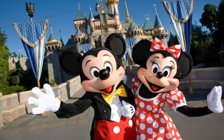 Mickey Mouse xuất hiện trong nhiều công viên của Disney và là biểu tượng thu hút khách thăm quan hàng đầu của tập đoàn. Ảnh: Paul Hiffmeyer/Disneyland
