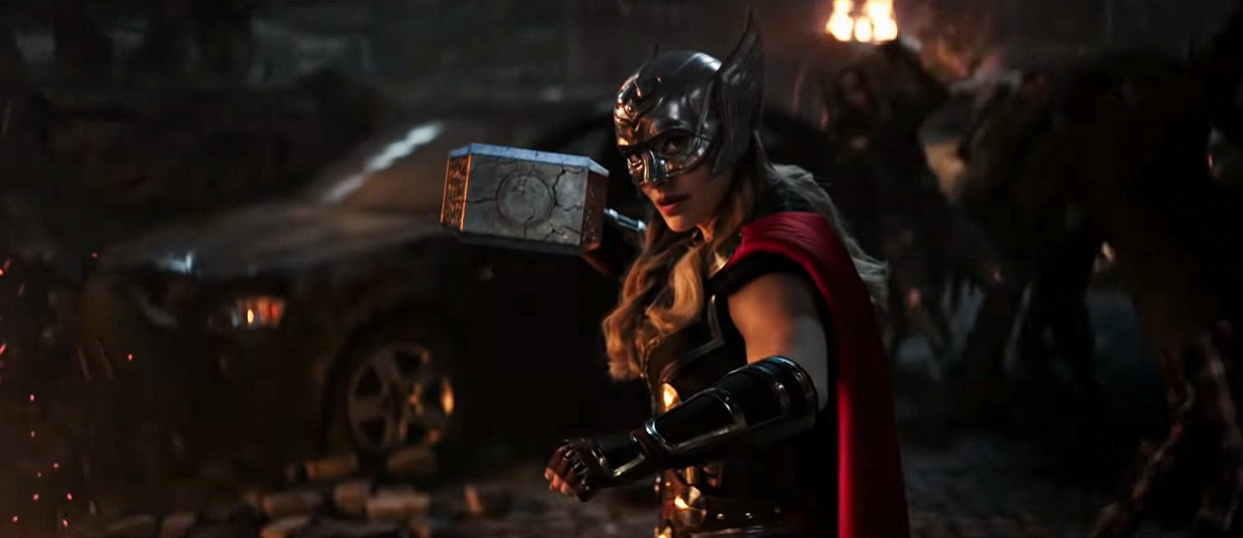 Natalie Portman trong trang phục Thor nữ