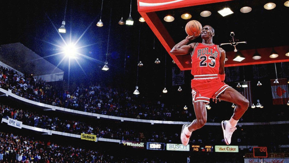 Nike đã tạo nên bước tiến mới cho thương hiệu khi kí kết thành công hợp đồng với ngôi sao bóng rổ Michael Jordan