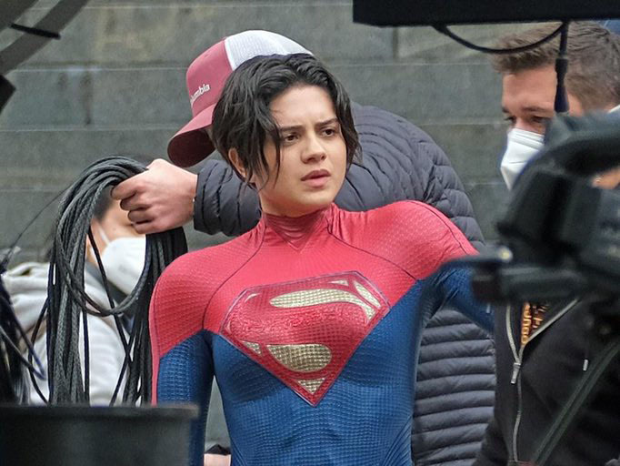 Tạo hình của Supergirl từng được hé lộ trong một số hình ảnh hậu trường trước đó