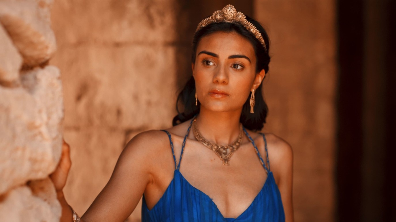 Aiysha Hart trong tạo hình phim truyền hình Atlantis. Ảnh: BBC