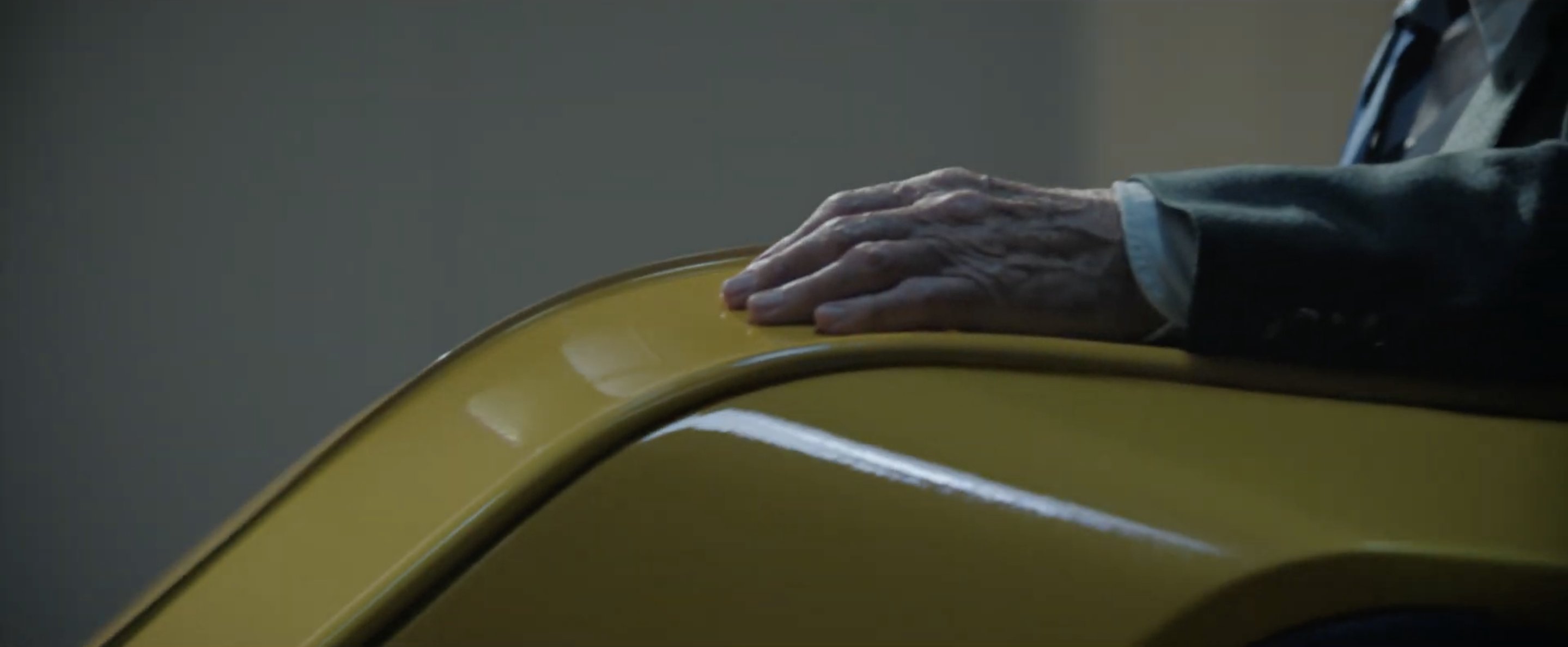Chiếc xe lăn màu vàng của Giáo sư X trong tvc quảng bá mới đây của phim