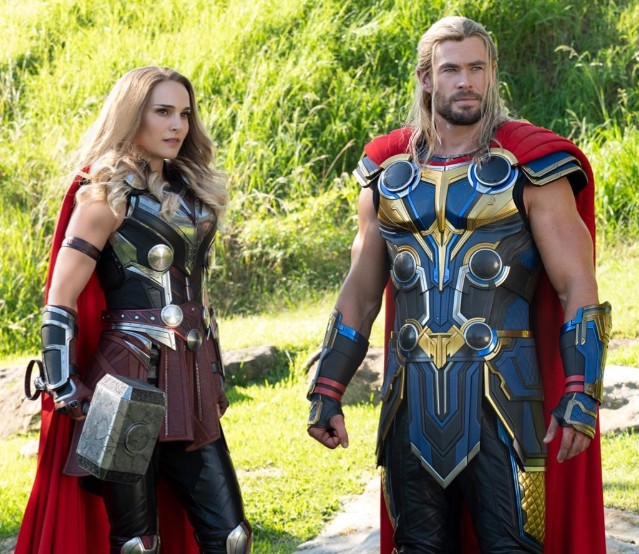Tạo hình trang phục hoàn chỉnh của Chris Hemsworth và Natalie Portman trong Thor: Love and Thunder. Ảnh: Twiiter (@lovethundernews)
