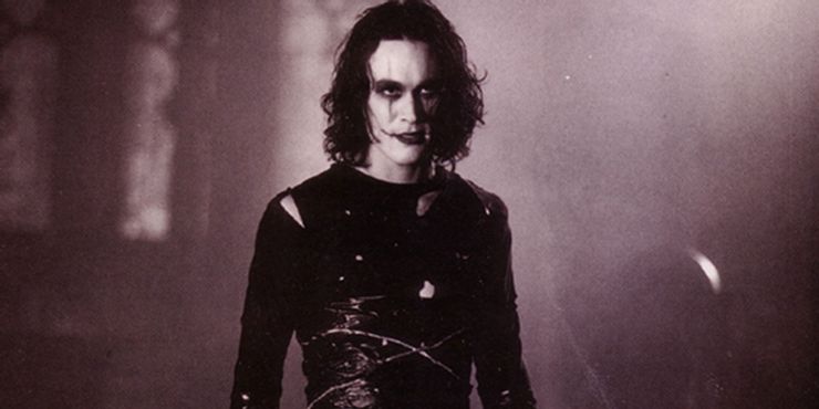 Nam diễn viên Brandon Lee thiệt mạng trên phim trường The Crow khi gặp sự cố với đạn giả