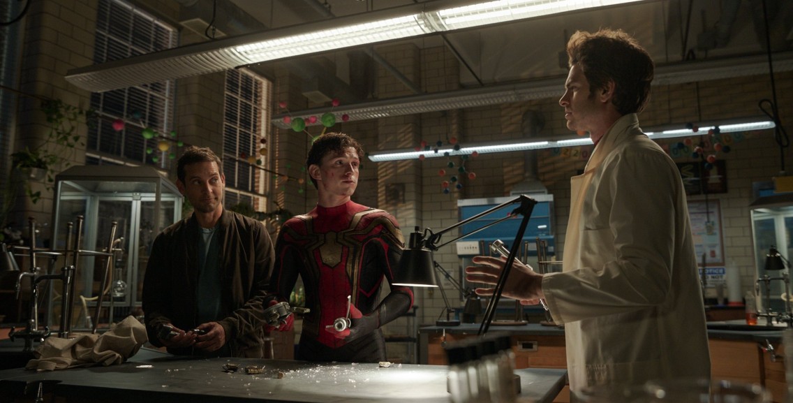 Andrew Garfield xuất hiện bên cạnh hai diễn viên từng đảm nhiệm vai Người Nhện trên màn ảnh rộng trong Spider-Man: No Way Home. Ảnh: Sony Pictures