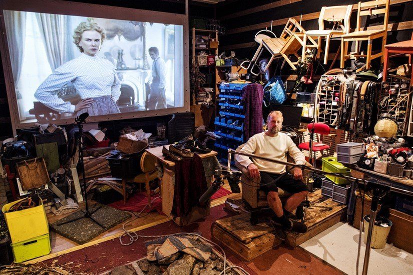 Nghệ sĩ hiệu ứng âm thanh Heikki Kossi đang tiến hành làm việc trong phim trường. Ảnh: A Sound Effect