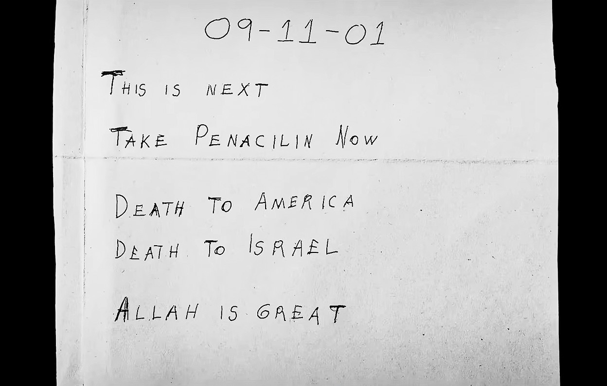 Hình ảnh lá thư viết tay được gửi kèm với bưu kiện có chứa vi khuẩn bệnh than trong cuộc khủng bố cuối năm 2001