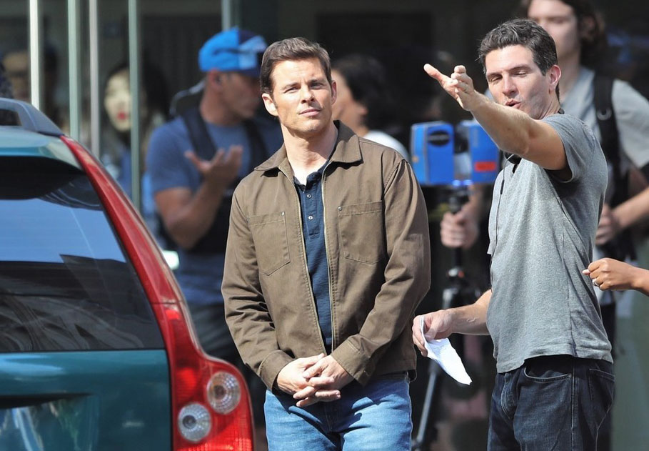 Đạo diễn Jeff Fowler (phải) trên phim trường của Sonic: The Hedgehog cùng diễn viên James Marsden (trái). Ảnh: Justjared